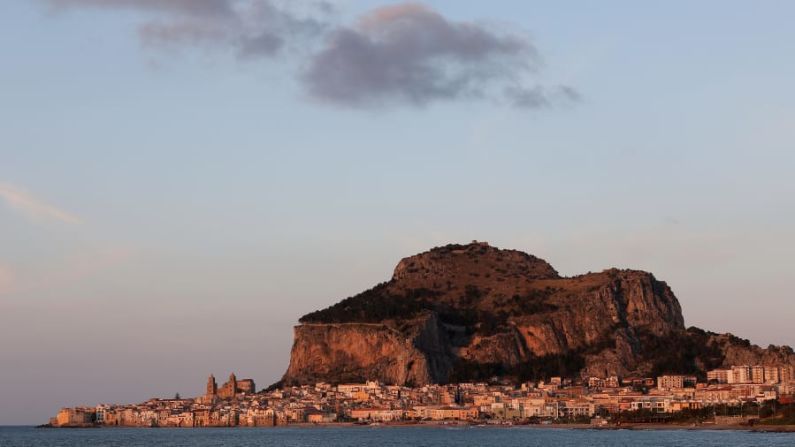 Cefalú, Sicilia: la montaña de La Rocca, que se eleva sobre Cefalu, es escalable y se llega a la cima en alrededor de una hora (si todo sale bien).