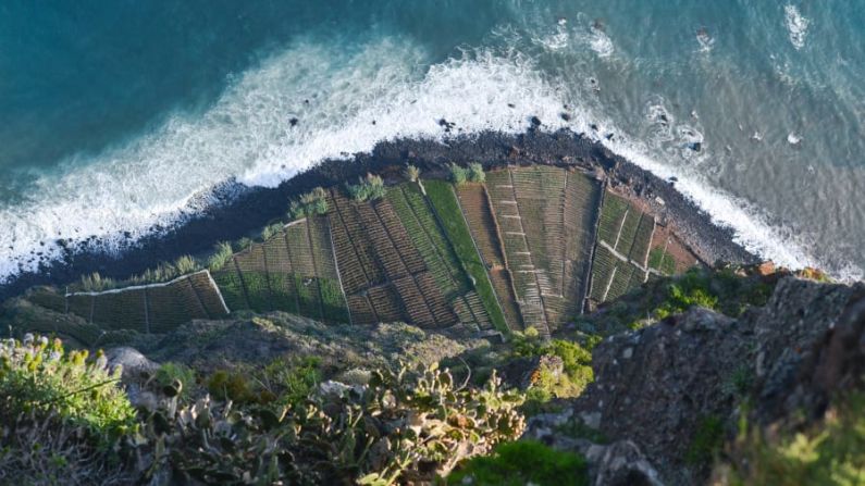 Cabo Girao, Portugal. Con 580 metros de altura, Cabo Girao es el la elevación rocosa más alta de Europa. Situado en el archipiélago de Madeira, ofrece espectaculares vistas sobre el Atlántico norte.