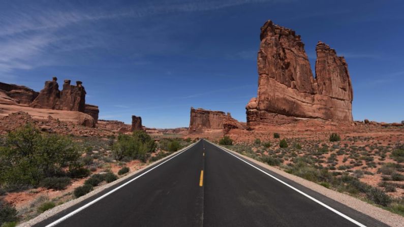 Parque Nacional Arches, Utah. Hay más de 2.000 arcos en el Parque Nacional Arches de Utah. Sus otras formaciones rocosas célebres incluyen el Courthouse Towers (en la foto), un grupo de altas columnas de piedra.