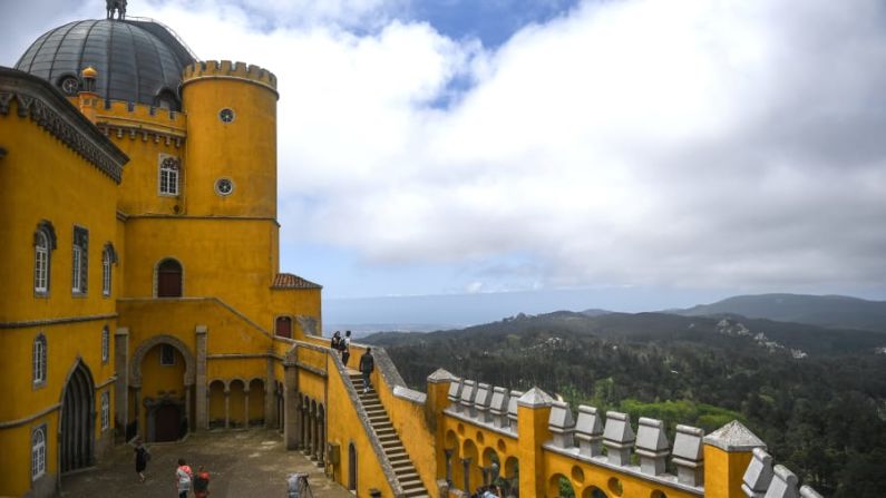 Sintra, Portugal. El alegremente pintado palacio de la Pena se encuentra en lo alto de las montañas de Sintra y es uno de los varios monumentos coloridos del siglo XIX en la ciudad de Sintra, a unos 30 kilómetros de Lisboa.