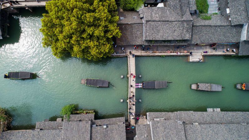 Wuzhen, China: en esa ciudad, en Tongxiang, provincia de Zhejiang, se celebra una procesión de embarcaciones el 1 de abril para festejar a Cansheng, el dios patrono de los gusanos de seda.