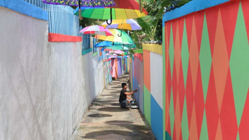 Tanjung Pinang, Indonesia. Un antiguo distrito de pescadores en Tanjungpinang, decorado con murales y sombrillas de colores.