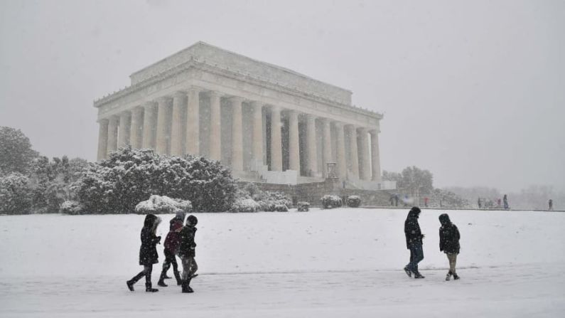 Washington: En marzo, los visitantes se reúnen en el exterior del monumento a Lincoln en la capital de Estados Unidos.