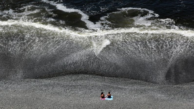 Lima, Perú. El país sudamericano tiene una costa larga y envidiable, y su capital, Lima, se encuentra justo en el centro. Esta foto aérea muestra a una pareja disfrutando de la orilla costera en un día de enero.