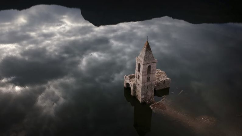 Vilanova de Sau, Cataluña, España: Los misteriosos restos de un antiguo pueblo se ven dentro del embalse de Sau, en Vilanova de Sau, Cataluña, España. El embalse generalmente cubre esta iglesia románica del siglo XI, pero en enero las aguas son tan bajas que el edificio es descubierto.