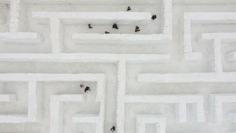 Zakopane, Polonia: esta fotografía desde un dron muestra a los visitantes que exploran el mayor laberinto de nieve del mundo en Zakopane, Polonia.