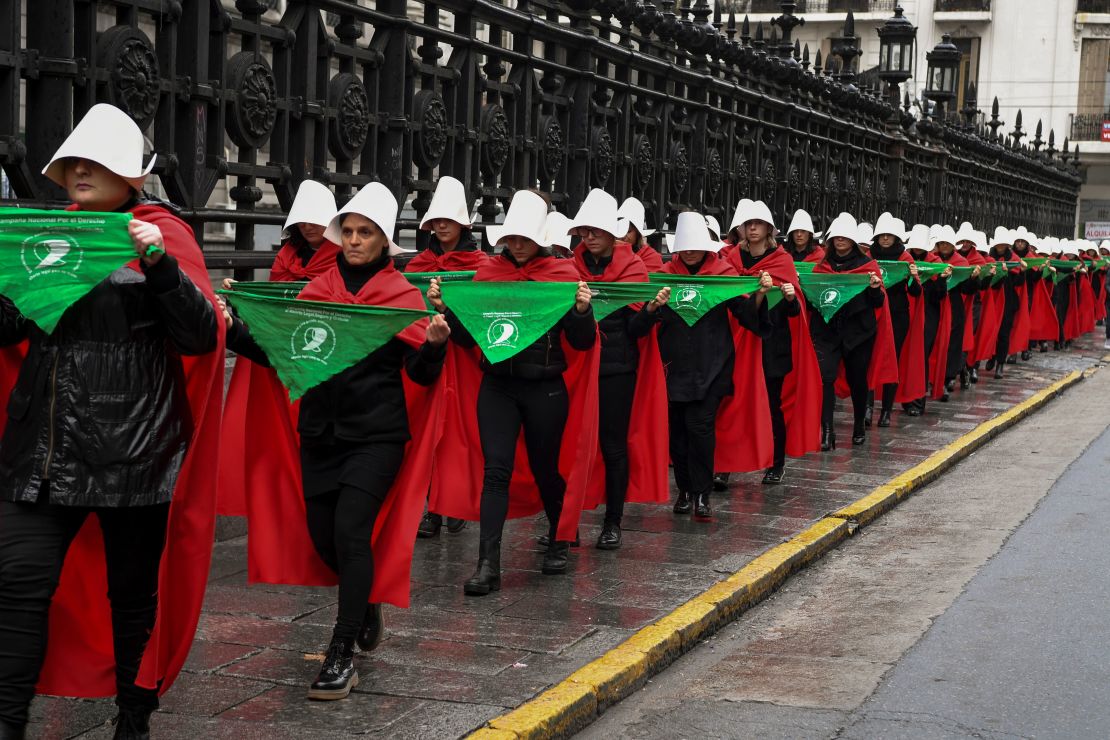 Activistas a favor del aborto se manifiestan vestidas de criadas, como la protagonista de "The Handmaid's Tale", la novela de Margaret Atwood. El 25 de julio de 2018, durante el debate en el Senado.