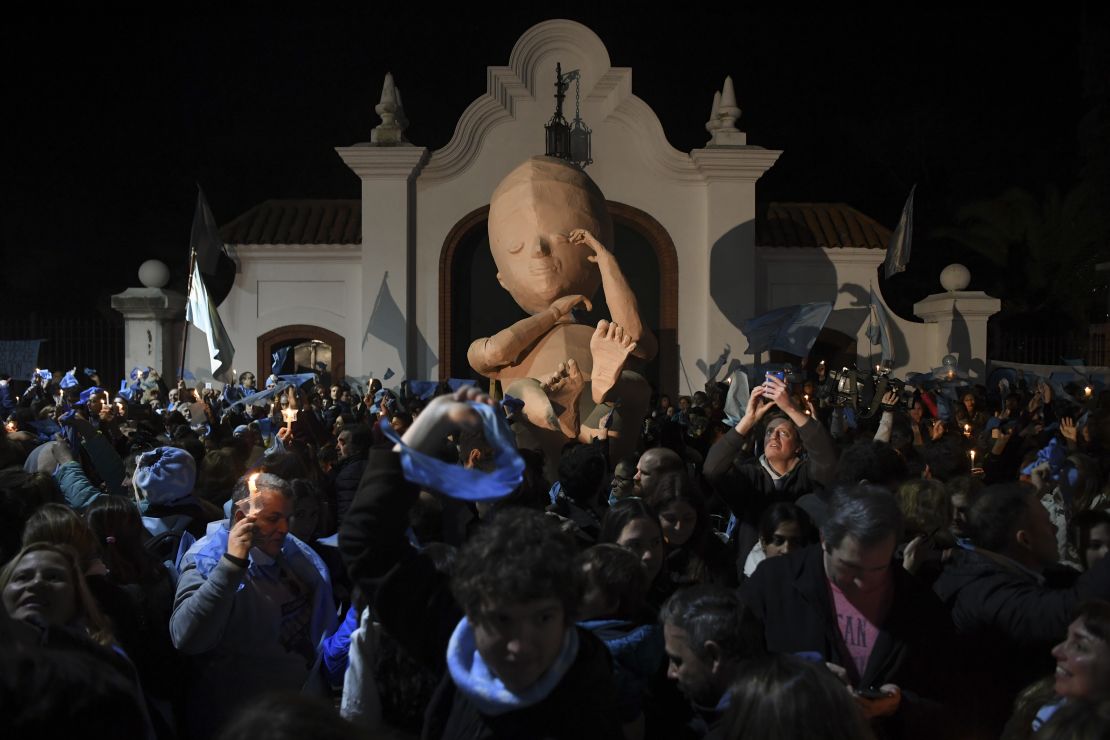 Manifestantes en contra de la ley de legalización del aborto en Argentina. 3 de julio de 2018.