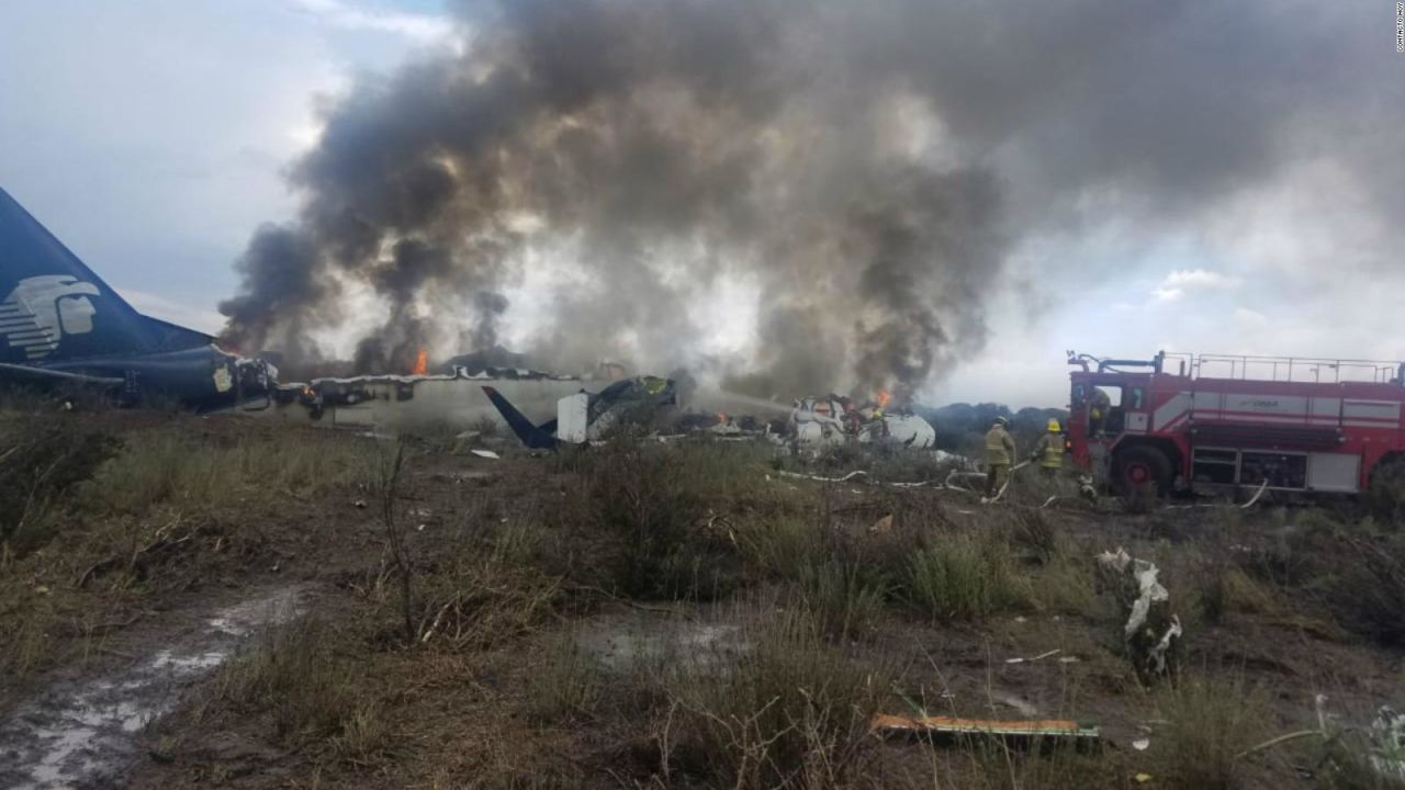 CNNE 549093 - accidente de avion en durango- bomberos controlan el fuego