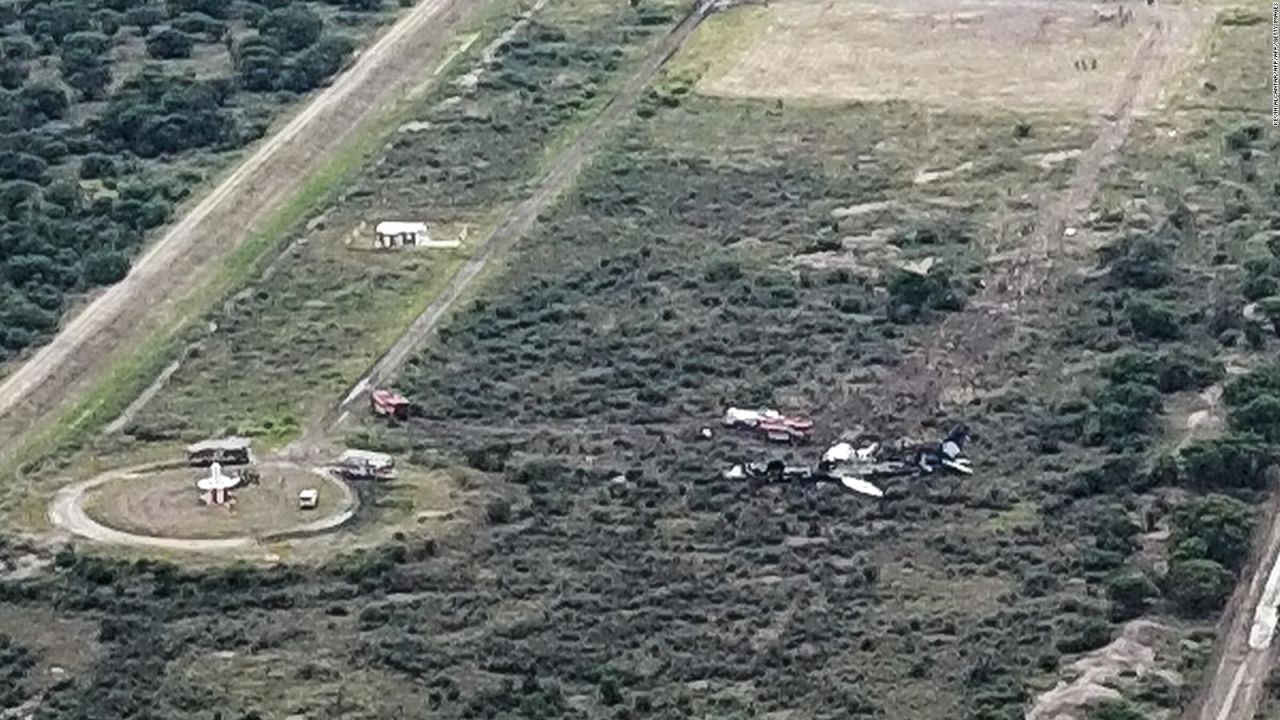 CNNE 549198 - vuelo 2431- atienden a dos sobrevivientes de mayor gravedad