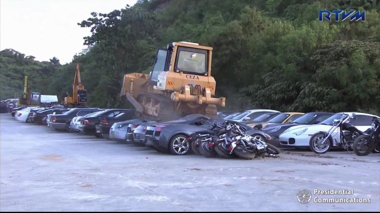 CNNE 549303 - mira la destruccion de estos autos de lujo en filipinas