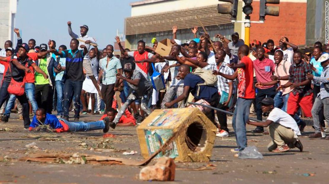 Partidarios del partido de oposición reaccionan después de que la policía disparó gases lacrimógenos en Harare, Zimbabwe.