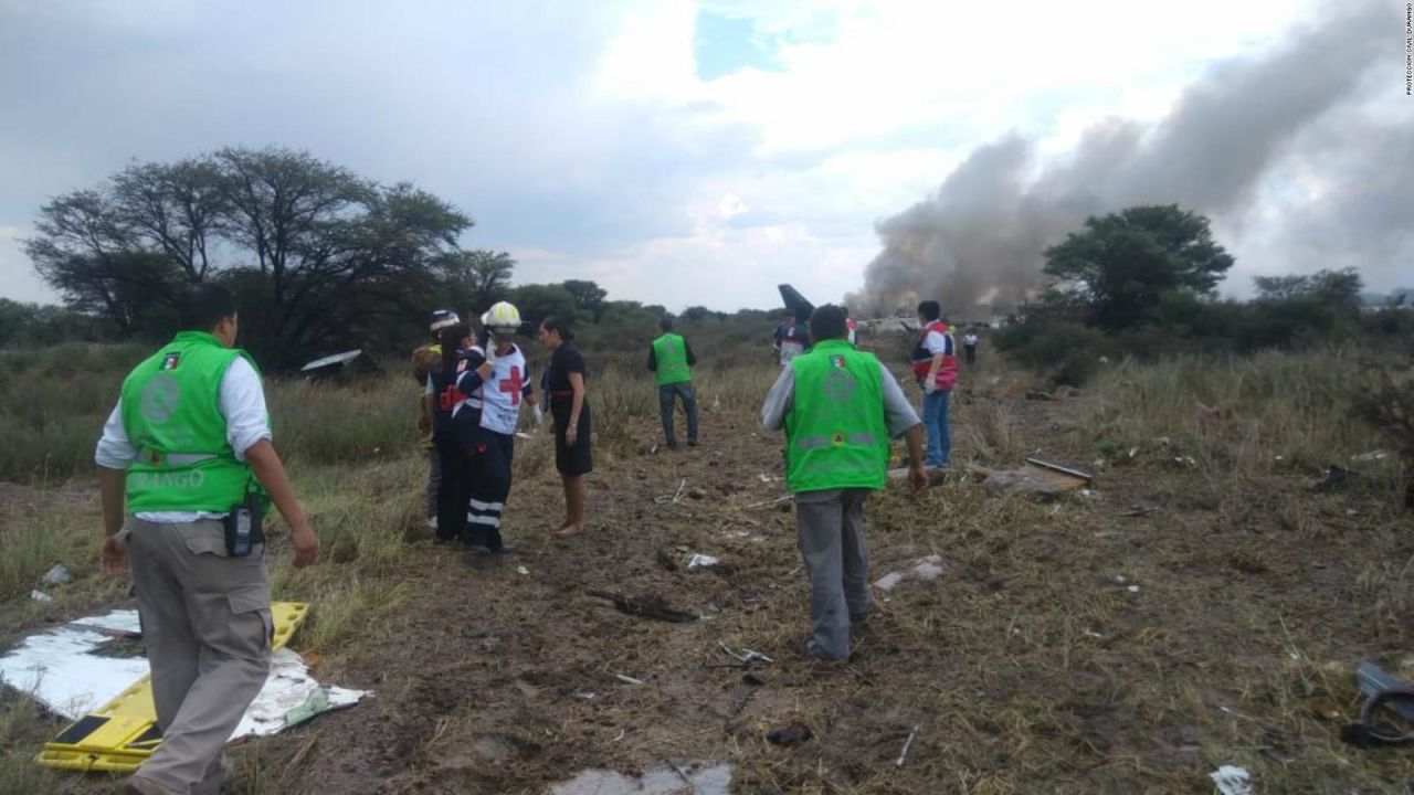 CNNE 549405 - sobreviviente del accidente de aeromexico toma video dentro del avion