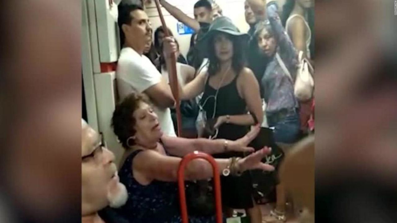 CNNE 549526 - espanola niega asiento a nina latina en el metro