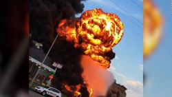 CNNE 549634 - nuevo mexico- cierran interestatal 491 por explosion en gasolinera gas max