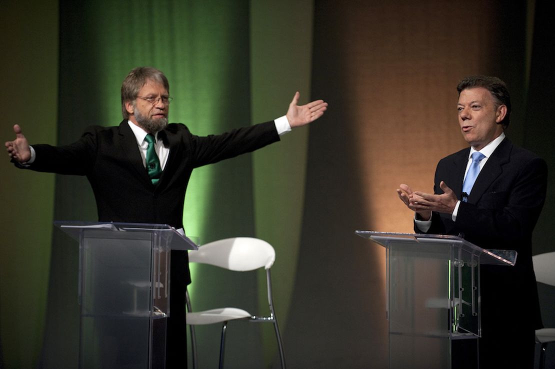 En 2010, los dos candidatos presidenciales que pasaron a segunda vuelta fueron Antanas Mockus (a la izquierda) y Juan Manuel Santos (a la derecha), aquí en un debate presidencial antes de la segunda vuelta.