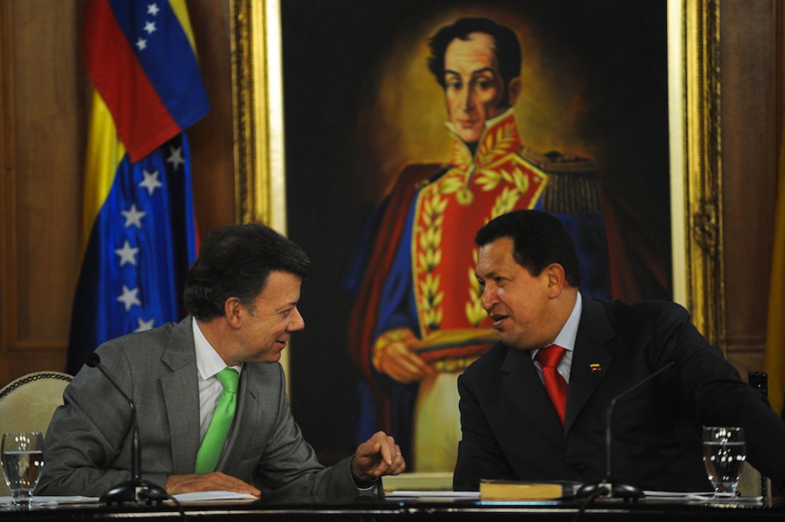 Los presidentes Juan Manuel Santos y Hugo Chávez durante una cumbre binacional en el Palacio de Miraflores, en Caracas, Venezuela, el 2 de noviembre de 2010.