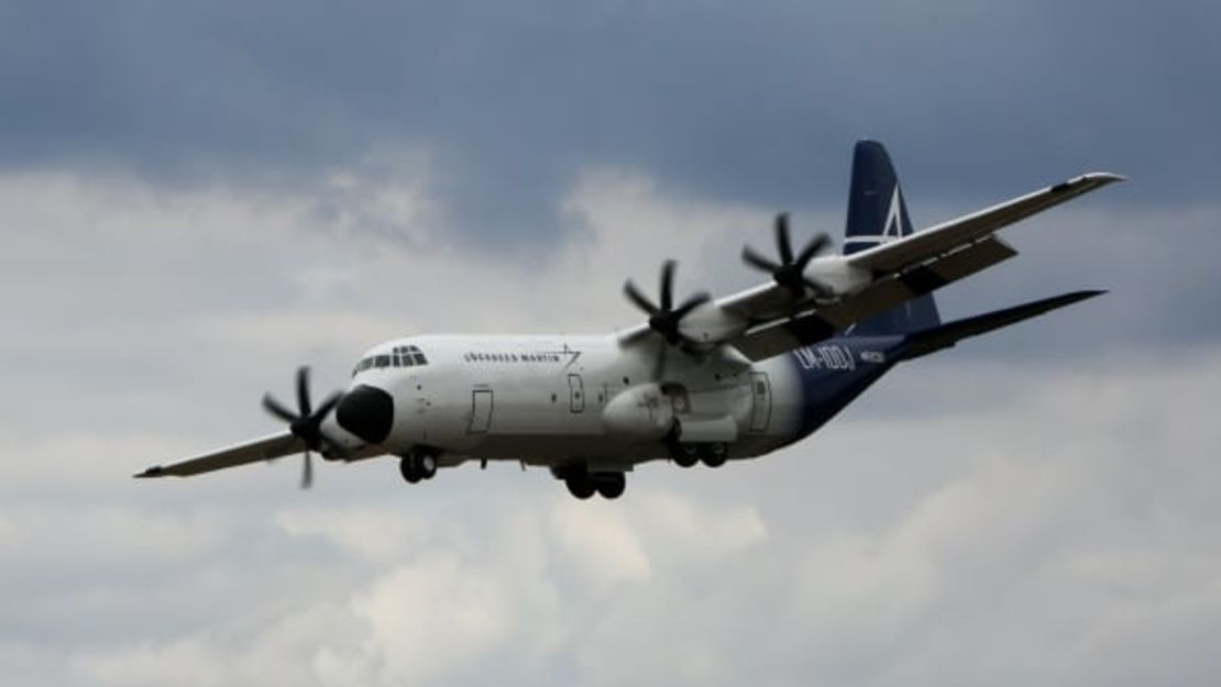 La maniobra del Lockheed Martin LM-100J cautivó a la multitud en el Farnborough Airshow en julio.