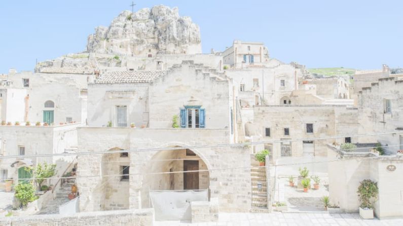 Tiempos cambiantes. Matera ha tenido un reciente cambio de suerte. A mediados del siglo XX, la ciudad estaba en la miseria y la gente hizo su hogar en cuevas oscuras talladas en la ladera.