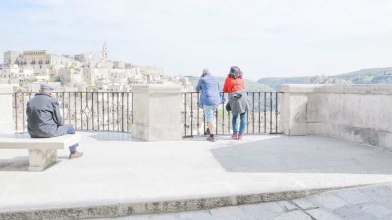 Ciudad de piedra. La piedra blanca de Matera la hace particularmente atractiva. "Estoy tratando de explorar esta piedra como un elemento", dice Scarchilli.