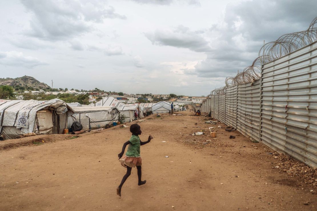 Una niña corre dentro del campamento, el más grande de la capital.