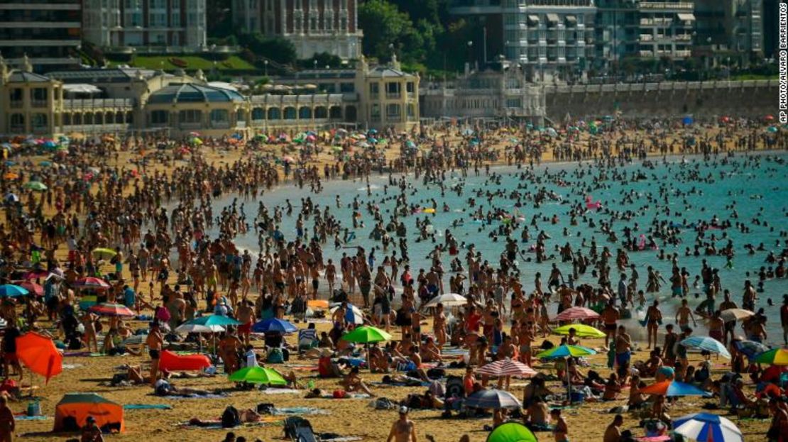 Una multitud en la playa de La Concha, en San Sebastián, España, el viernes.