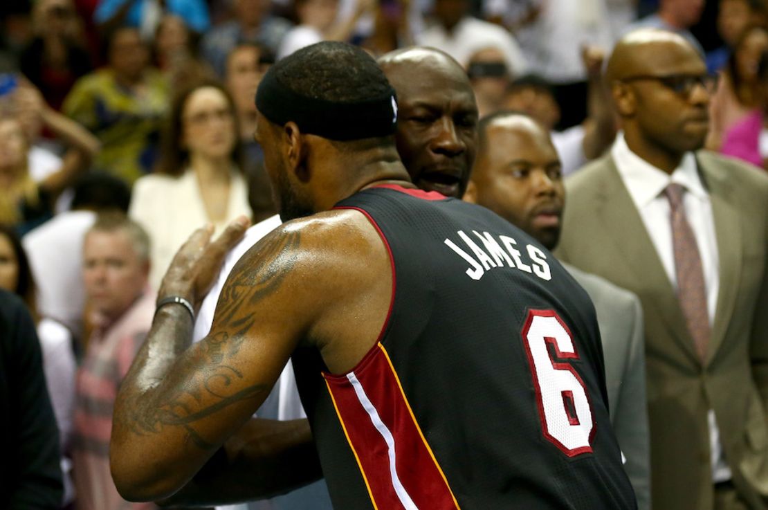 LeBron James abraza a Michael Jordan tras un partido en 2014.