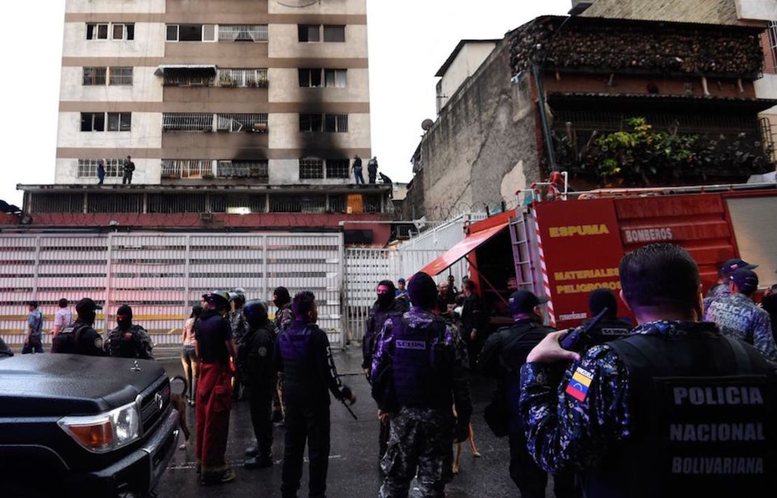 Fuerzas de seguridad de Venezuela inspeccionan un edificio en Caracas luego de que se escucharan detonaciones en las cercanías de un evento encabezado por el presidente Nicolás Maduro. (Photo by Juan BARRETO / AFP)