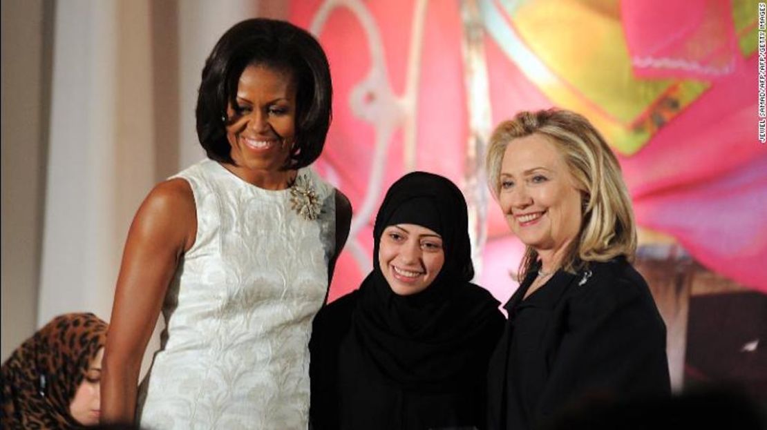 En 2012, la primera dama Michelle Obama y la secretaria de Estado de Estados Unidos, Hillary Clinton, posan junto a Samar Badawi durante la entrega de un premio por la defensa de los derechos humanos.