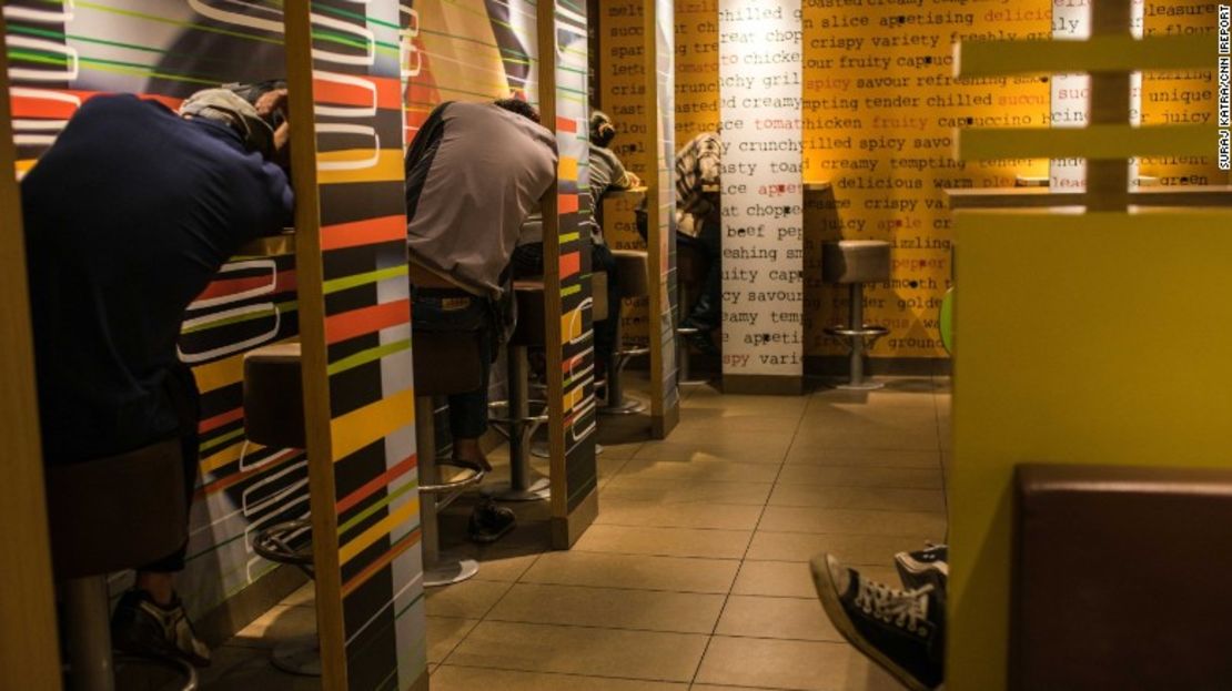 Es común ver a personas durmiendo en establecimientos de McDonald's en Hong Kong