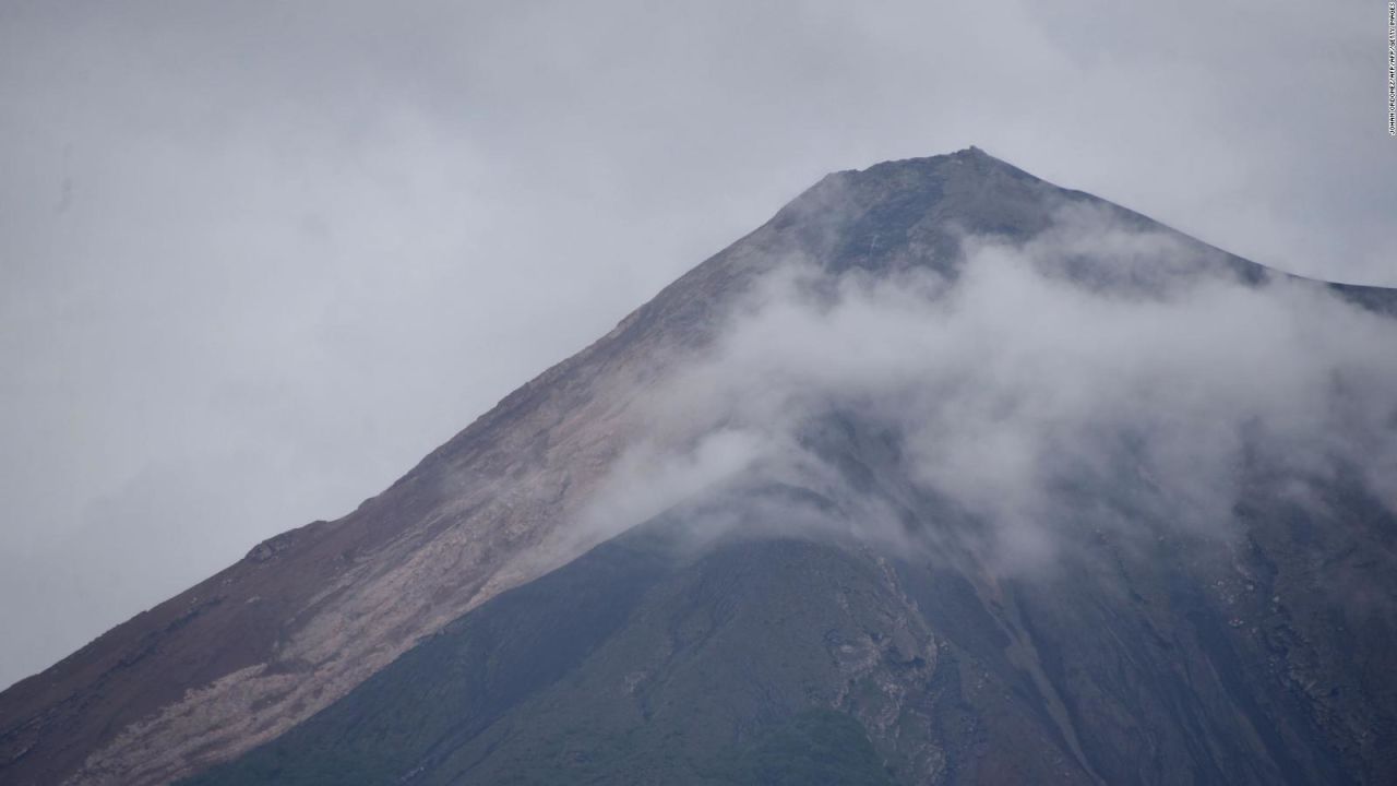 CNNE 550769 - lahares fluyen desde el volcan de fuego en guatemala