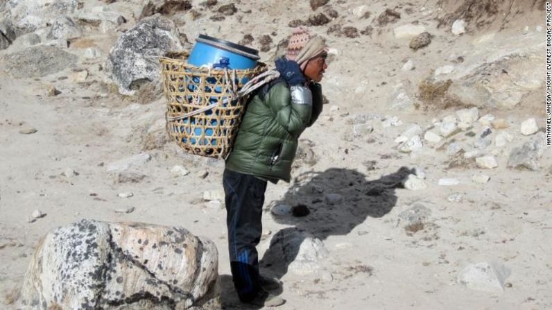 ¿Qué haces cuando sientes la llamada de la naturaleza y estás escalando el Everest? Cavar un hoyo en la nieve suele ser la respuesta, al menos esto es lo que ocurre en muchos campamentos, según el exescalador e ingeniero Garry Porter.