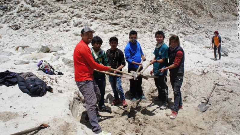 Porteadores locales que trabajan en el Everest bajan los cubos de excrementos hasta el lago helado Gorak Shep, que está a más de 5.000 metros sobre el nivel del mar.