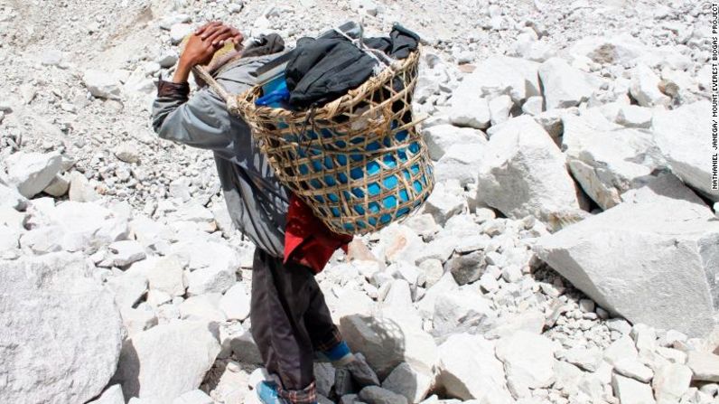 Porteadores locales que trabajan en el Everest bajan los cubos de excrementos hasta el lago helado Gorak Shep, que está a más de 5.000 metros sobre el nivel del mar.