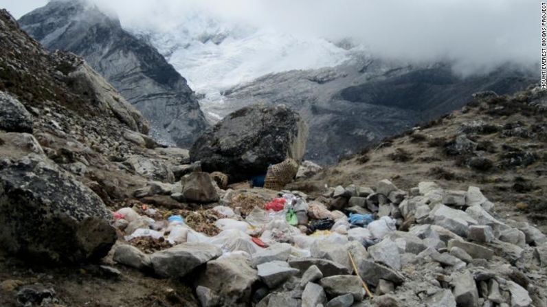 En el lago helado los residuos se vierten en fosas abiertas