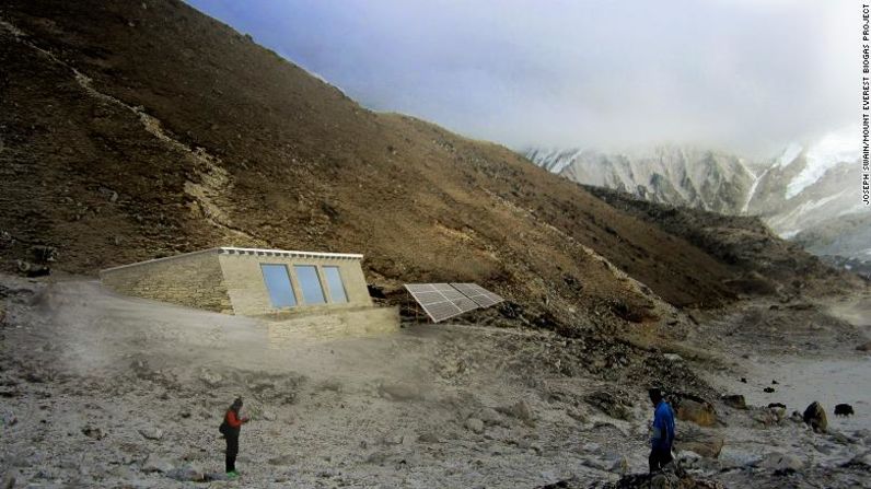 Para hacer frente a este problema, Porter comenzó a trabajar en un digestor de biogas que pueda operar en el duro clima del Everest.