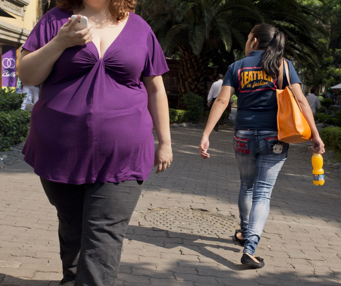 Mujer camina por las calles de México en 2013.