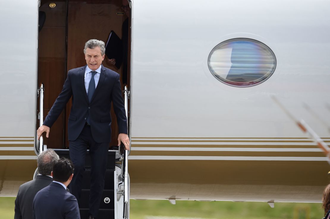 Macri a su llegada a Colombia para la posesión de Santos