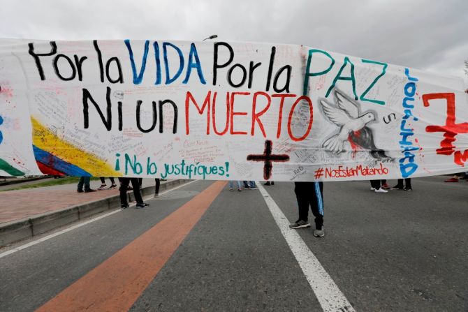 Manifestantes sostienen una pancarta en la que se lee "Por la vida, por la paz, ni un muerto más", durante las protestas contra el presidente Duque el día de su posesión.