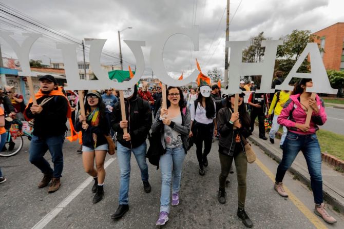 Un grupo de personas participa de las protestas en Bogotá este martes, mientras ocurría la posesión del presidente de Colombia Iván Duque.