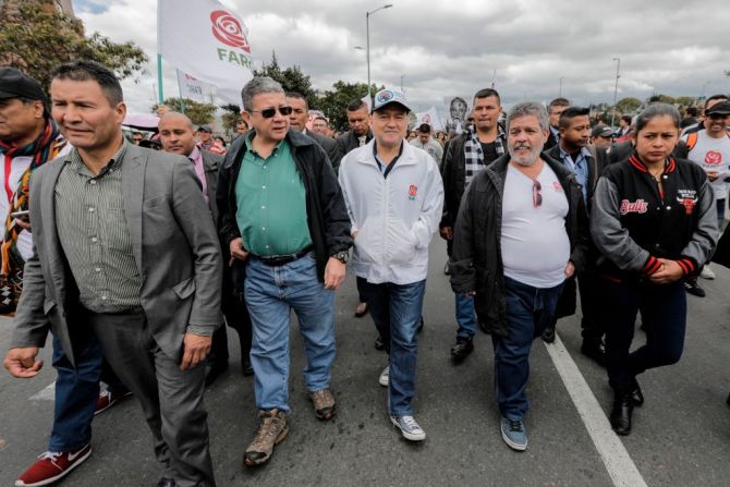 Líderes de la Fuerza Alternativa del Común, el movimiento político de la desmovilizada guerrilla de las FARC, participan en las manifestaciones contra el nuevo presidente Iván Duque en Bogotá. En el centro Carlos Lozada y de segundo a la izquierda Pablo Catatumbo.