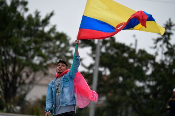 En Bogotá, una manifestante sostiene una pancarta en la que expresa "Colombia en resistencia, Duque no nos representa", durante las protestas contra Duque el día de su posesión.