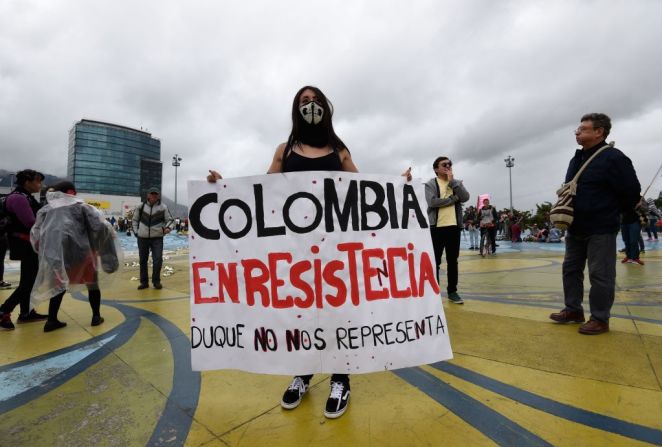 En Bogotá, una manifestante sostiene una pancarta en la que expresa "Colombia en resistencia, Duque no nos representa", durante las protestas contra Duque el día de su posesión.