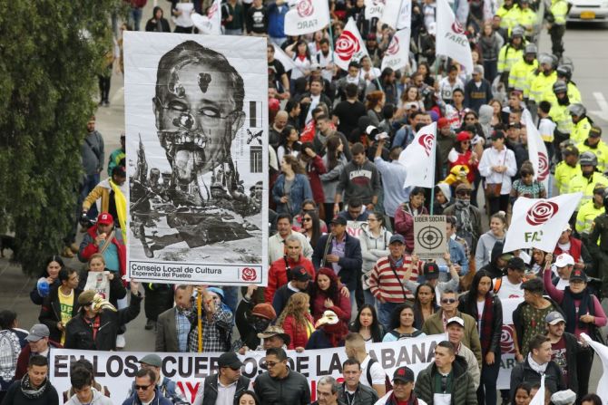 Manifestantes en Bogotá también usaron pancartas y banderas –en la imagen las de la Fuerza Alternativa del Común– para protestar contra Duque.