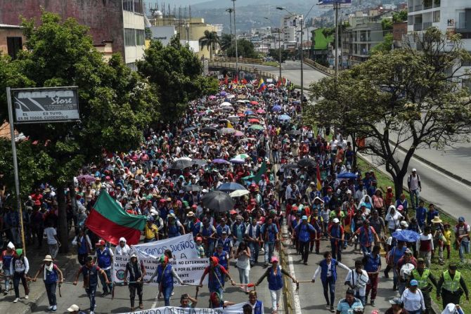 Manifestantes protestan en Cali durante la posesión de Iván Duque, quien asumió el cargo este martes.