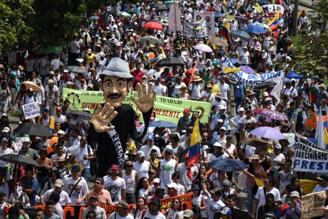 La posesión del nuevo presidente de Colombia, Iván Duque, también estuvo marcada por las protestas. Decenas de personas salieron a las calles a manifestar su desacuerdo con el mandatario que asumió el poder. En la imagen, manifestantes en la ciudad de Cali.