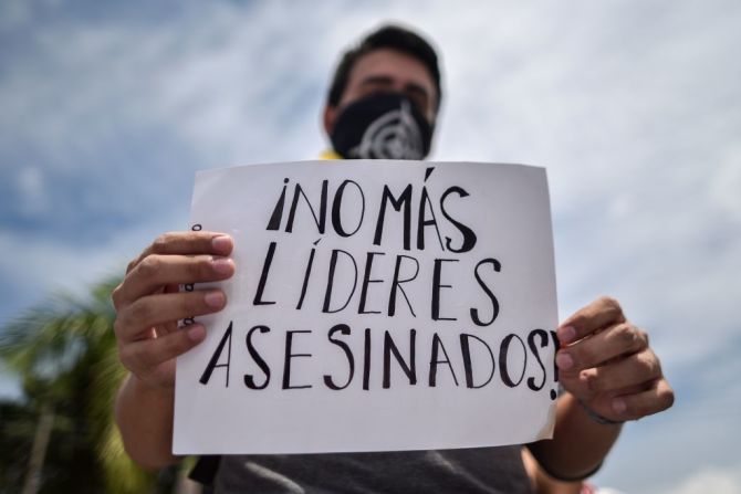 Los manifestantes también expresaron su rechazo a los asesinatos de líderes sociales que han ocurrido en los últimos años en Colombia. Una de las personas que salieron a protestar sostienen un cartel que dice "No más líderes asesinados".