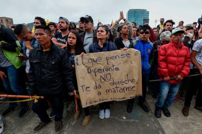 Las pancartas con mensajes propios marcaron las manifestaciones en distintas ciudades del país este martes, durante la posesión del nuevo presidente Iván Duque. En la imagen, las personas que protestaron en Bogotá rodean un cartel que dice "El que piense diferente no te da derecho a matarme".