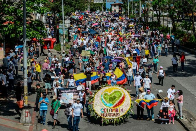 En la ciudad colombiana de Medellín, parte de los manifestantes salieron con banderas del país y un arreglo de flores en que se leían las palabras "Colombia Humana", el lema que tuvo la campaña electoral del rival de Duque, el excandidato presidencial Gustavo Petro.