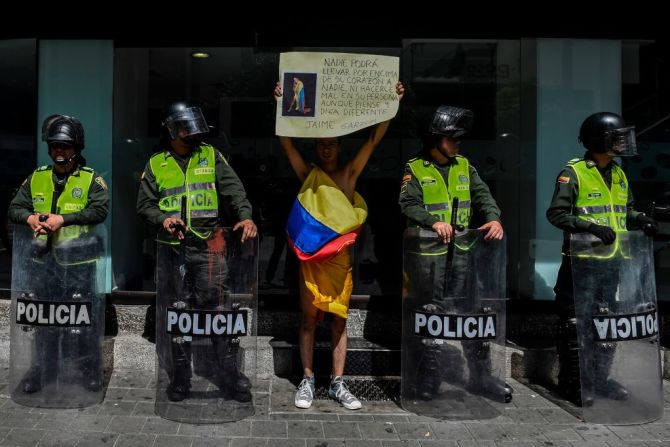 Otro de los manifestantes en las protestas contra Duque que se realizaron en la ciudad colombiana de Medellín.